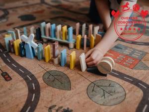 Recenzia: Padajce domino stavebnica pre deti Janod