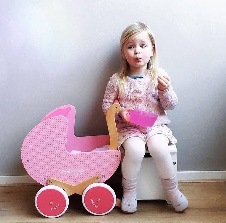 Drevený kočík pre bábiky Mademoiselle Janod ružový s perinkou pre deti od 1 roka