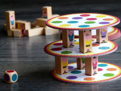 Spoločenská hra pre deti Akrobat Janod od 5 rokov 2-8 hráčov hra na motoriku a rovnováhu