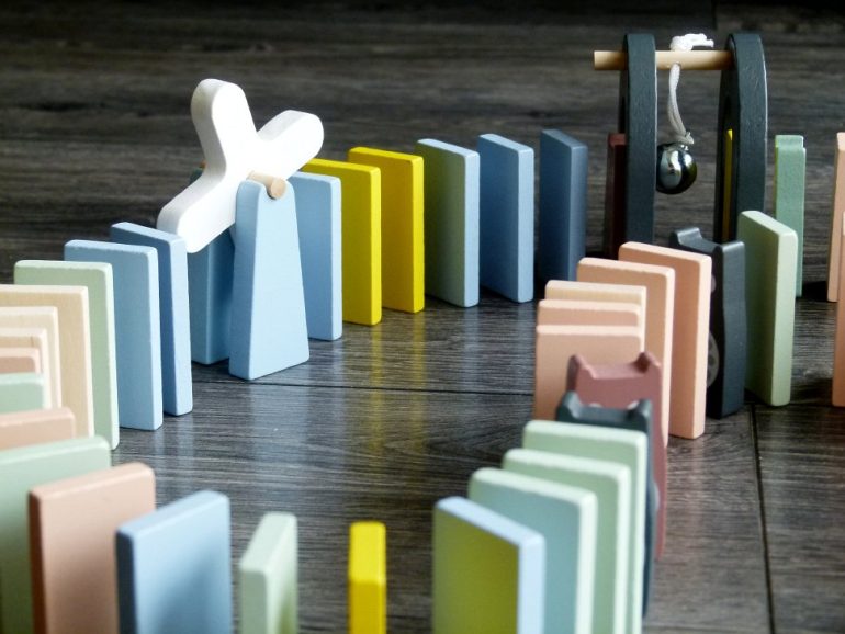 Drevené kocky Padajúce domino 100 ks stavebnica Janod Cocoon od 3 rokov