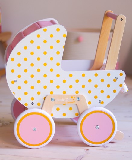 Drevený kočík pre bábiky Candy Chic Janod bodkový s perinkou pre deti od 1 roka