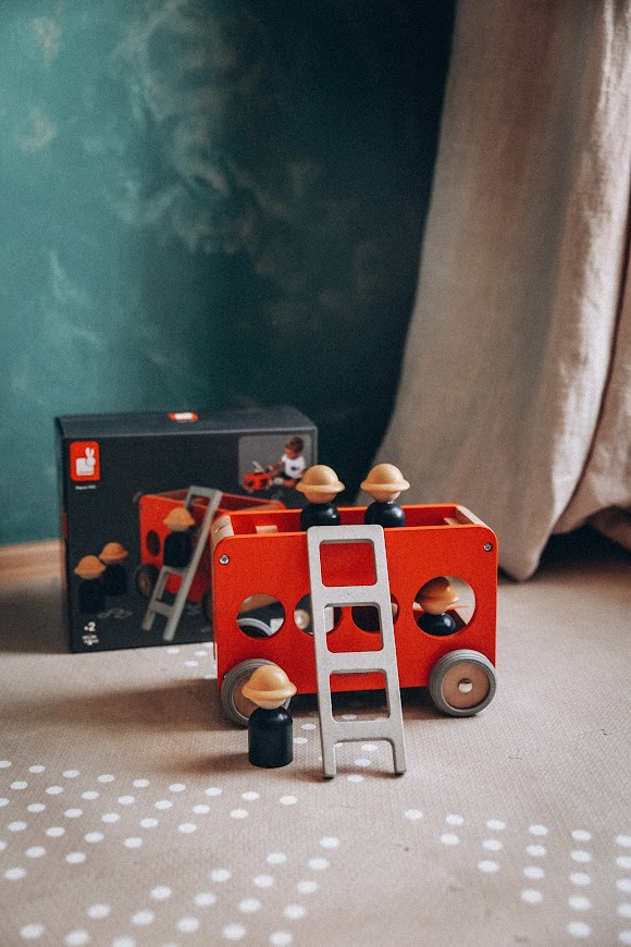 Drevené požiarnicke auto s postavičkami pre deti Janod Bolid od 2 rokov