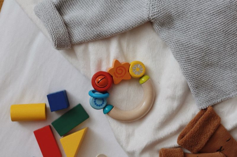 Drevená hrkálka a motorická hračka pre bábätká Hviezdička Haba