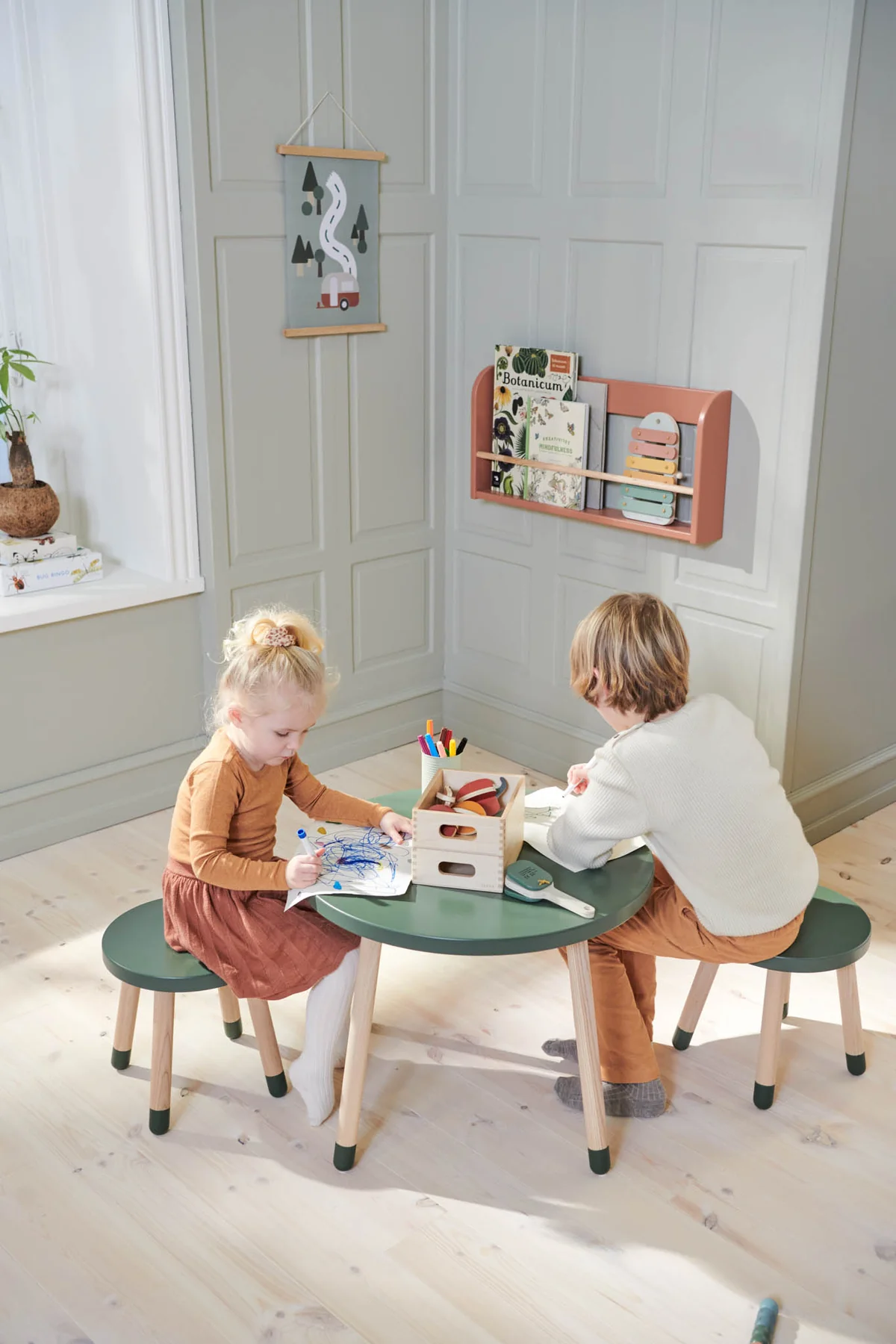 Drevený okrúhly stôl pre deti tmavozelený Flexa Dots