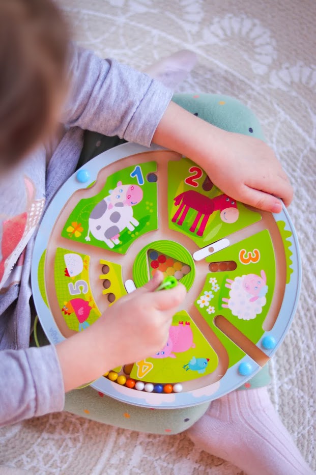 Detská hra magnetický labyrint s perom Farma Čísla Haba na rozvoj motoriky od 2 rokov