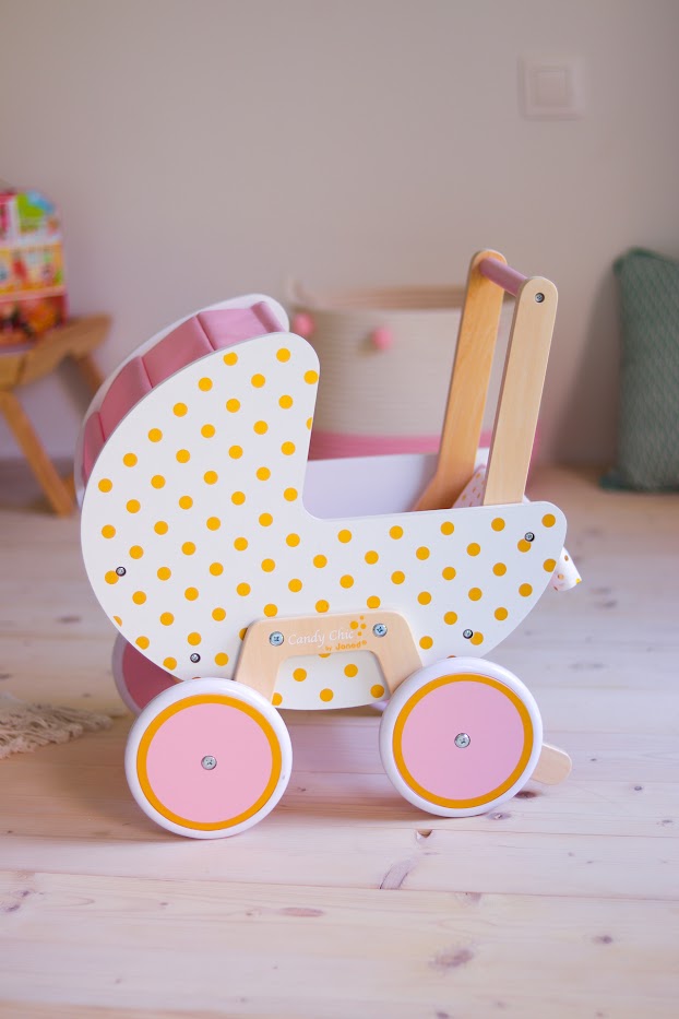 Drevený kočík pre bábiky Candy Chic Janod bodkový s perinkou pre deti od 1 roka