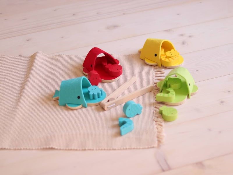 Montessori hračka na triedenie podľa farieb Veľryby Janod od 2 rokov
