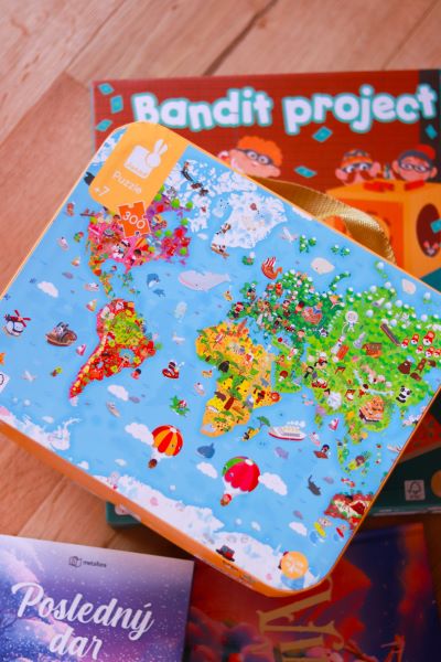 Kart�nov� puzzle Mapa sveta v kufr�ku 300 ks od 6 rokov