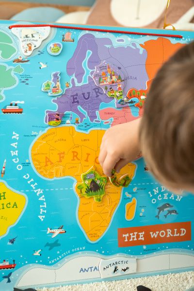 Magnetická mapa sveta Janod na zavesenie anglická verzia od 5 rokov puzzle 92 magnetov