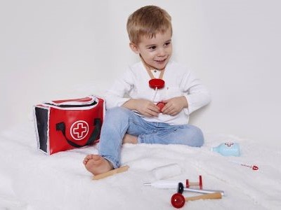 Drevený lekársky kufrík pre deti Doktor Janod s 10 doplnkami od 3-8 rokov